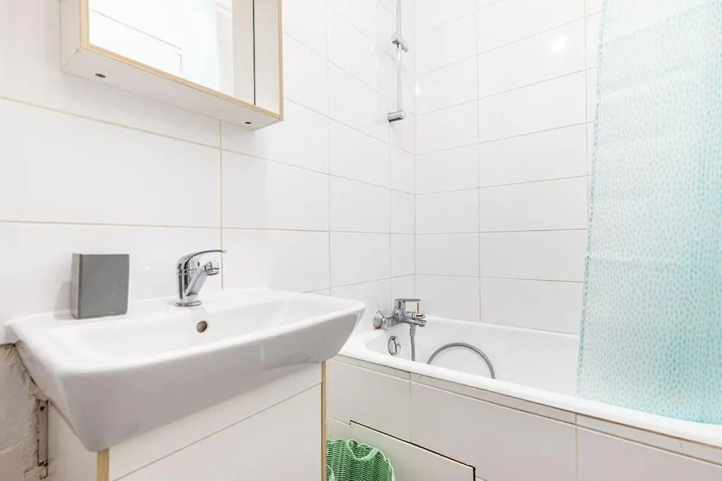 Tranquil Retreat Near Belleville Paris Apartment